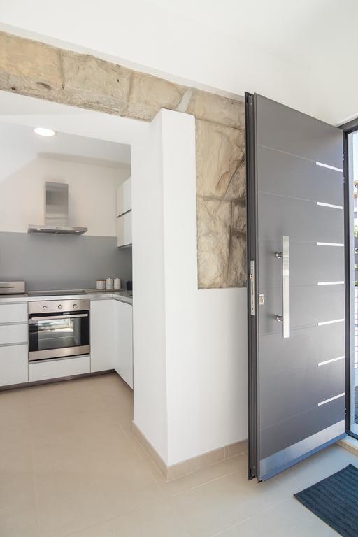 Holiday Home Aspalathos - With Free Parking, Near The Beach, A Few Minutes' Walking Distance To The Unesco Palace Сплит Экстерьер фото